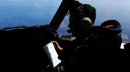 Phi công trên máy bay tuần tra của Úc quan sát mặt biển để tìm mảnh vỡ